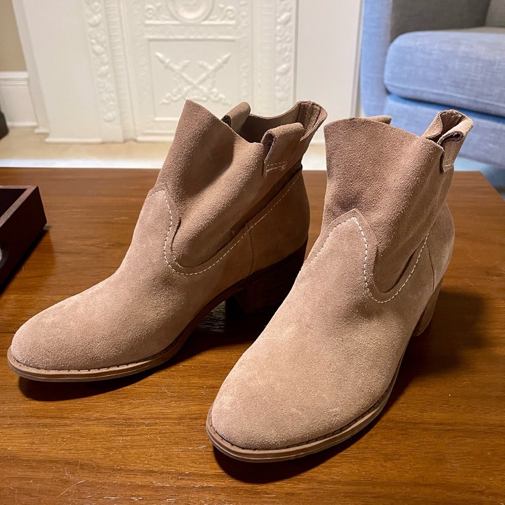 Carlos Santana Leighton Taupe Suede Ankle Booties - Picture 4 of 7